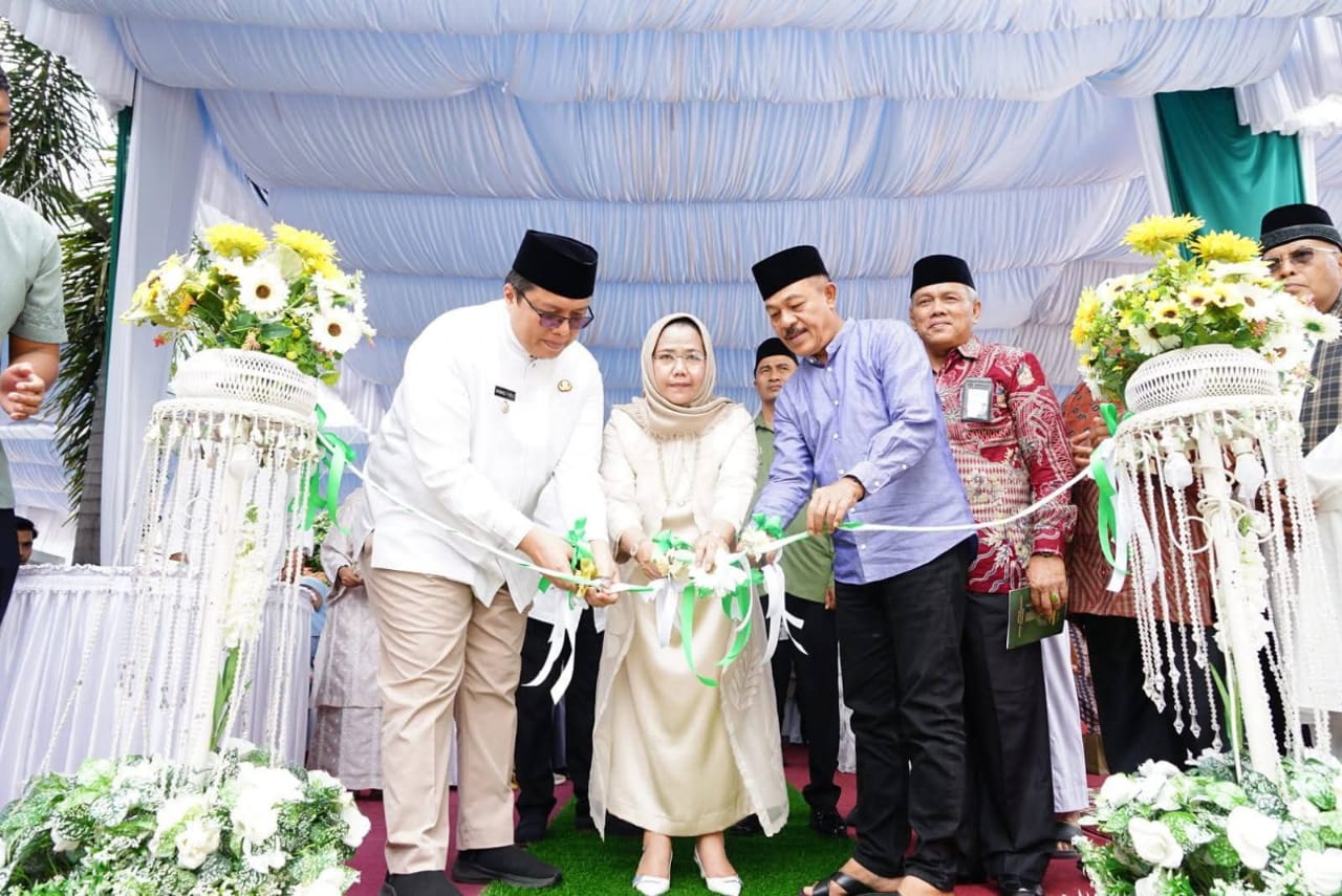 Wabup, Keluarga H. Zaimar dan Zuldafri Darma gunting pita resmikan alih status mushalla jadi masjid.